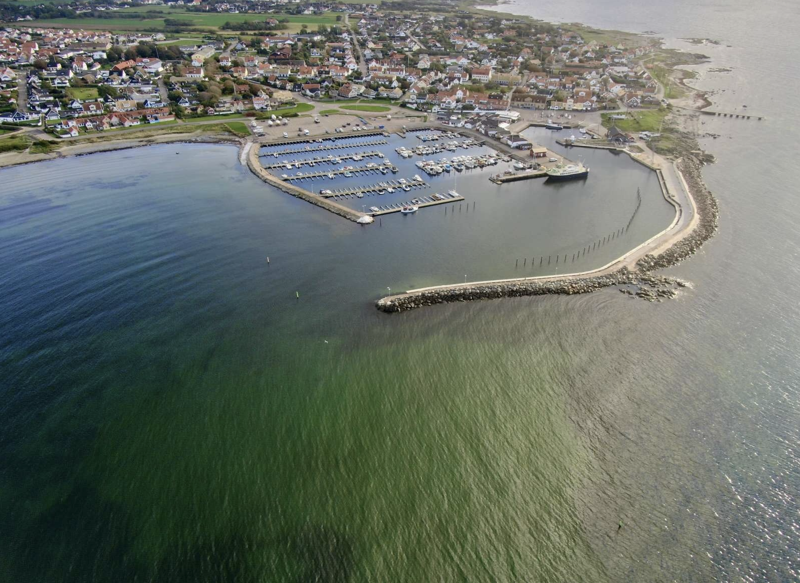 Flygbild över Torekov hamn och samhälle